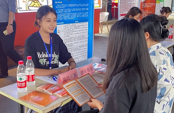 搭建就業服務平臺，瑞方人力將招聘會開進街道園區 第2張