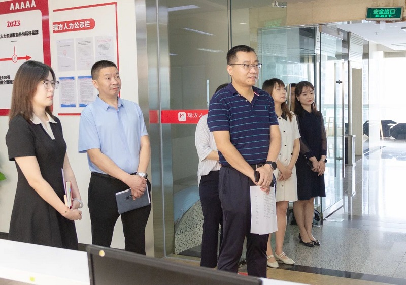 成都市人社局黨組成員、副局長亓國榮一行蒞臨瑞方人力考察調研 第1張 成都市人社局黨組成員、副局長亓國榮一行蒞臨瑞方人力考察調研 第1張